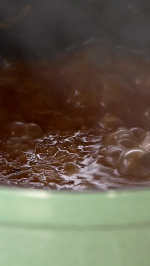 Boiling sauce vertical Stockbeeldmateriaal 318106483