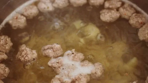 Boiling soup with meatballs in closeup 库存影片 133352627