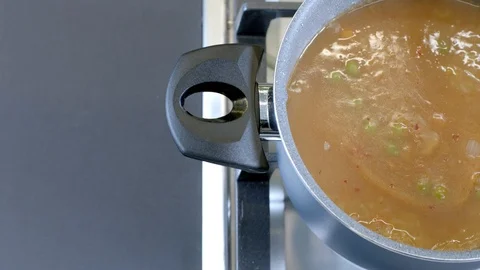 Boiling soup on the stove 库存影片 92275898