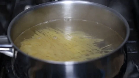 Boiling spaghetti in water Stock-Footage 102101422