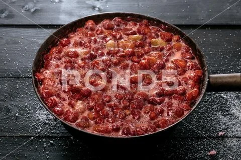 Boiling strawberry jam Stock-Fotos