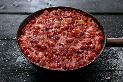 Boiling strawberry jam Foto stock