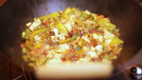 Boiling vegetable mix in the wok 動画素材 131973658