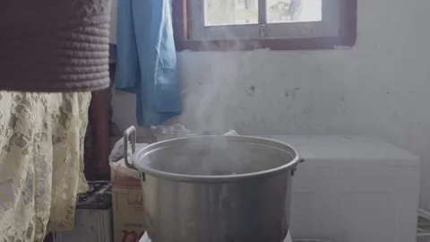 Boiling Vegetable Soup in Large Pot with Steam in Rustic Kitchen Vídeos de archivo 332567715