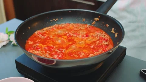 Boiling vibrant chili con carne in a deep wok pan indoors 库存影片 342935019