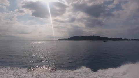 Boiling wake trail behind a powerful motor boat in sea at Bali Vidéo 108199970