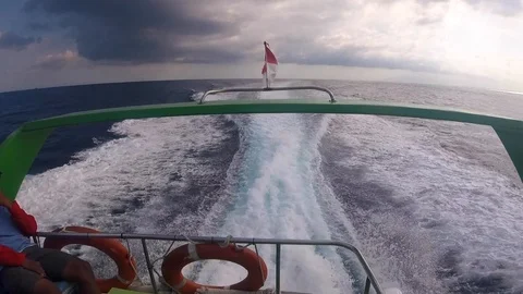 Boiling wake trail behind a powerful motor boat in sea at Bali Vidéo 108199975