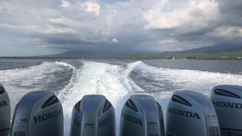 Boiling wake trail behind a powerful motor boat in sea at Bali Vidéo 108209493