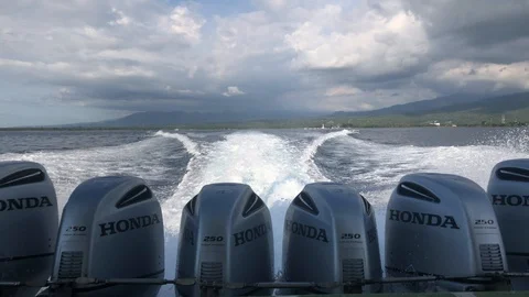 Boiling wake trail behind a powerful motor boat in sea at Bali Vidéo 108209535