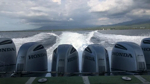Boiling wake trail behind a powerful motor boat in sea at Bali Vidéo 108209569