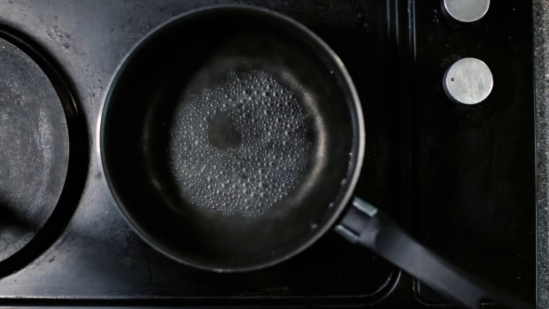 Close Up Boiling Water Bubbling Over In Lidded Glass Pot On Electric Stove  High-Res Stock Video Footage - Getty Images