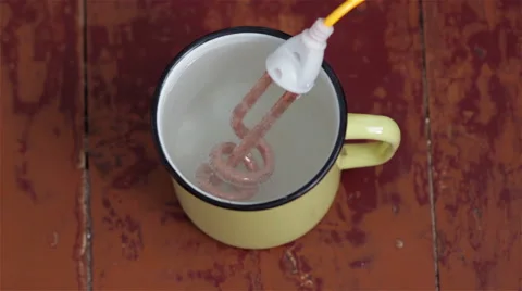 Boiling water in a cup Video stock 65410191