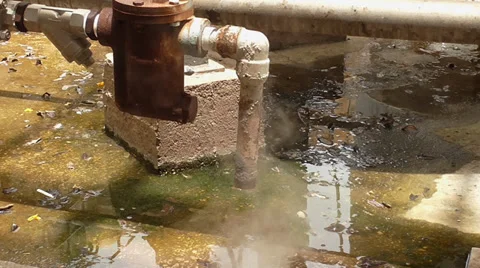 Boiling water dripping from the pipe 스톡 동영상 39478328