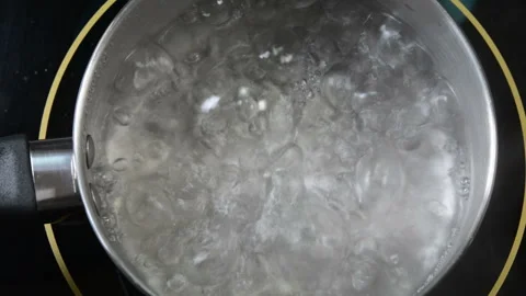 Boiling water Stockbeeldmateriaal 134523974