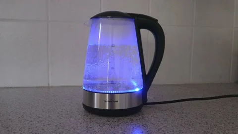Boiling water in the kitchen. Video stock 139861670
