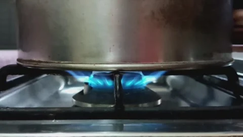 Boiling water in the kitchen Video stock 306063293