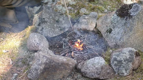 Boiling Water for Outdoor Cooking While Camping in the Forest 库存影片 333402930
