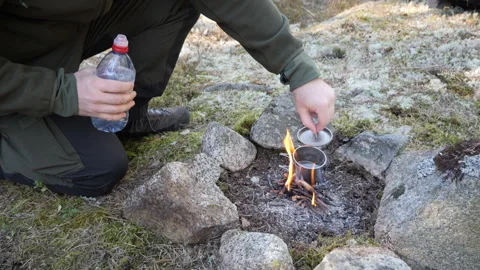 Boiling Water Over Campfire in Camping Pot Vídeo Stock 333581769