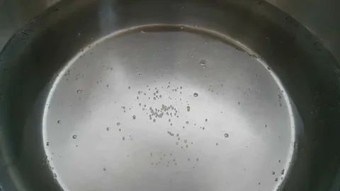 Boiling water in pot - view from above Vídeos de archivo 109403867