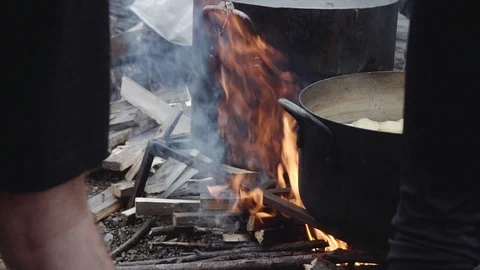 Boiling water in pots on a fire Video stock 120493189