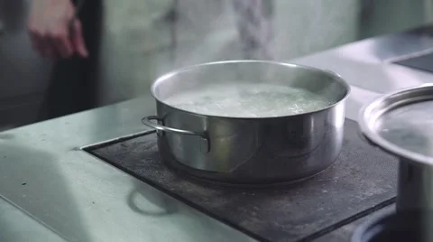 Boiling water in a saucepan 動画素材 63320385