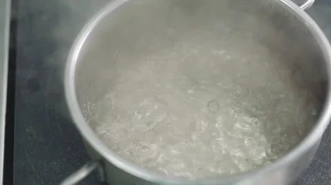 Boiling water in a saucepan 動画素材 63320392