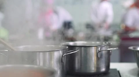 Boiling water in a saucepan Vidéo 63320403