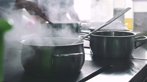Boiling water in a saucepan Vidéo 63320415