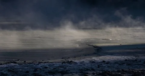 Boiling water slapping against shore 4k 24fps Vídeo Stock 77219150