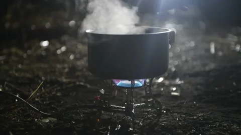 Boiling water for soup on the campfire Vídeo Stock 145867996