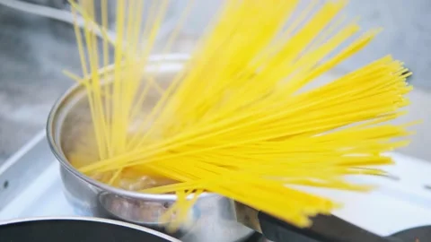 Boiling water spaghetti Stockbeeldmateriaal 131743714