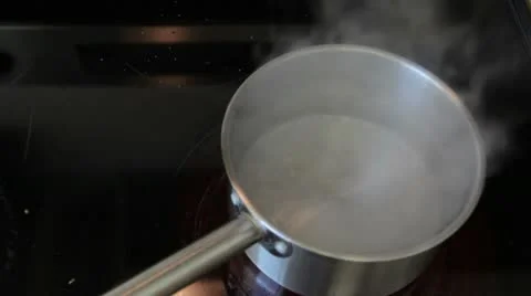 Boiling water on a stove Vídeos de archivo 10580028