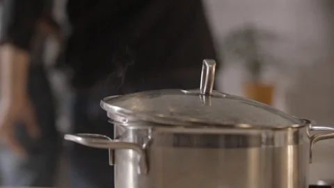 Boiling water on stove Vídeos de archivo 93394978