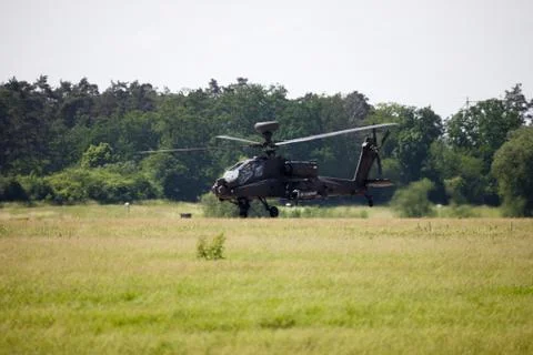 Boing AH-64 Apache flights on airport Foto stock