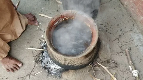 Boing rice in mud pot Video stock 127984377