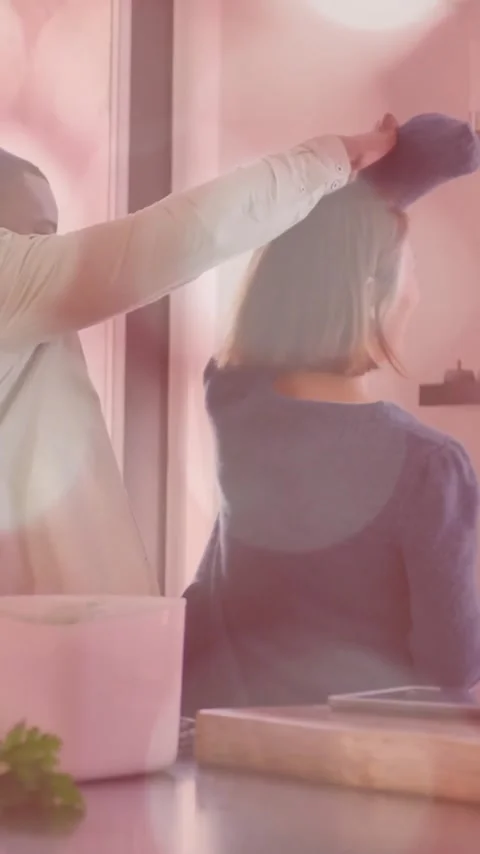 Bokeh light animation over couple cooking together in modern kitchen Vídeo Stock 343824512