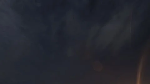 Bokeh mon light ray n lens flare with fast moving white cloud on dark night sky Video stock 172527307