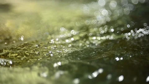 Bokeh from a standing wave from a mountain stream in sunlight (slow motion) 스톡 동영상 262092262