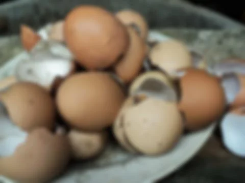 Bokeh texture shell of an Eggs, with many eggs shells on old white plate blur. Foto stock