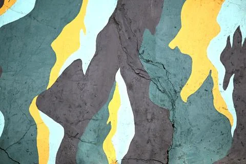 Bold abstract camouflage pattern on cracked textured wall 스톡 사진