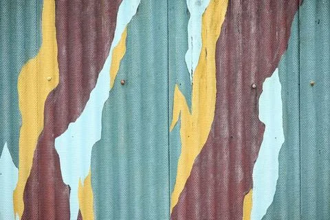 Bold abstract camouflage pattern on cracked textured wall Foto stock