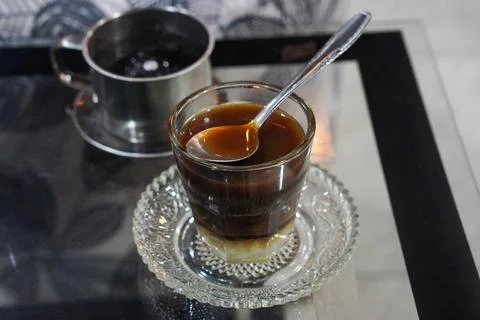 Bold coffee slowly brewed using a metal drip filter Stock-Fotos