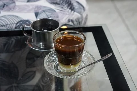 Bold coffee slowly brewed using a metal drip filter Foto stock