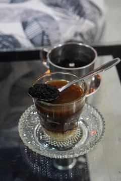 Bold coffee slowly brewed using a metal drip filter Stock-Fotos