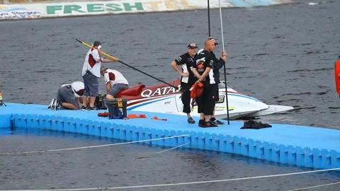 Bolide Formula 1 H2O in team Qatar before the race Vidéo 130637484