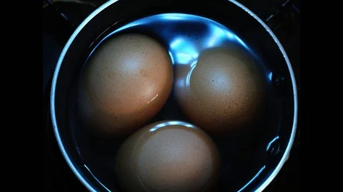 Boling eggs stop motion Stock Footage 125569193