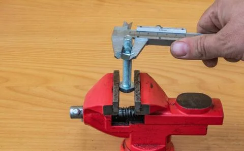 Bolt diameter measurement technology using calipers Foto stock