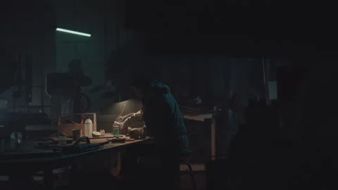 Bomb maker taping a device Vídeo Stock 259904031