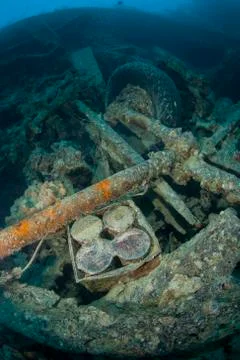 Bomb shells, still packed in their crate, on the shipwreck of the ss thistleg 库存照片