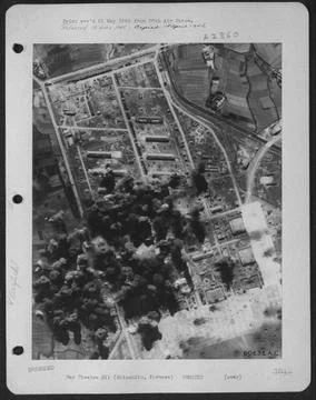 Bombs From A Formation Of Boeing B-29 Superfortresses Explode Among The Bu... Foto stock